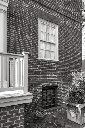 Gauged-and-rubbed jack arch over window, front wall, ca. 1775-86